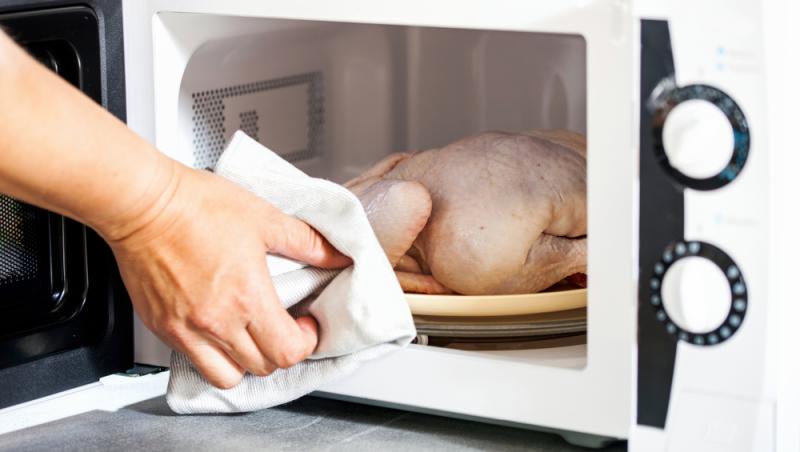 Cum se dezgheață carnea în mai puțin de 5 minute. Trucul le ajută pe gospodine în pregătirile de Paște