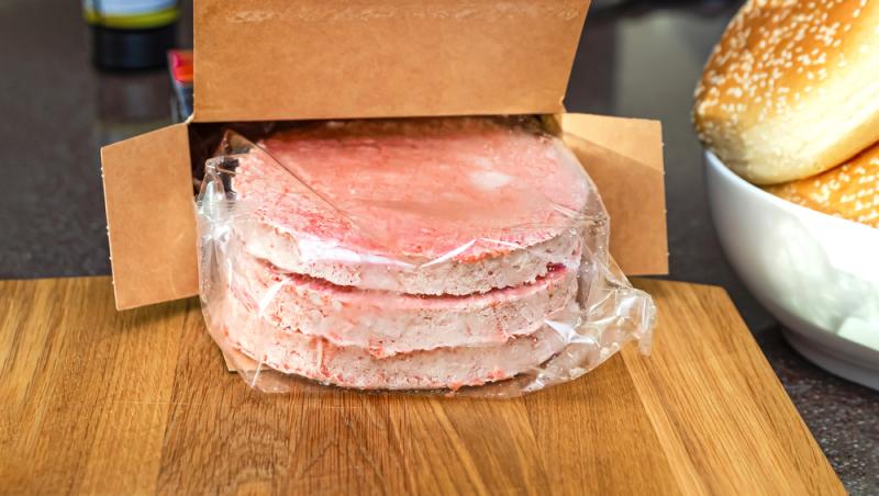 Cum se dezgheață carnea în mai puțin de 5 minute. Trucul le ajută pe gospodine în pregătirile de Paște