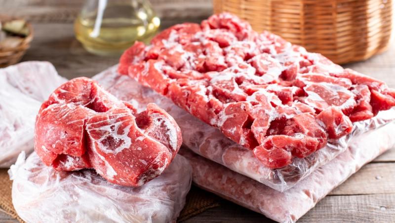 Cum se dezgheață carnea în mai puțin de 5 minute. Trucul le ajută pe gospodine în pregătirile de Paște