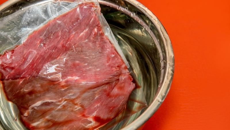 Cum se dezgheață carnea în mai puțin de 5 minute. Trucul le ajută pe gospodine în pregătirile de Paște