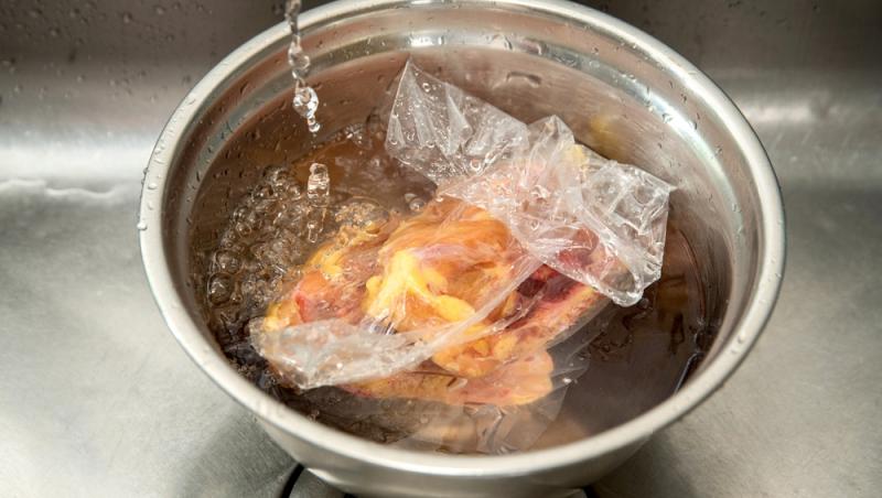 Cum se dezgheață carnea în mai puțin de 5 minute. Trucul le ajută pe gospodine în pregătirile de Paște