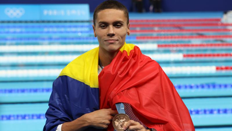 David Popovici cu steagul României și cu o medalie