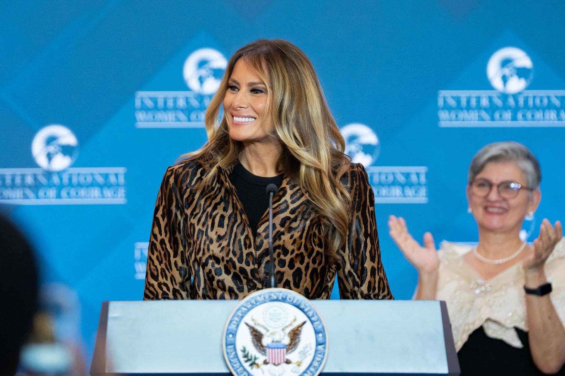 Revenirea Melaniei Trump după o absență misterioasă. Ținuta aleasă a transmis un mesaj ascuns. Cum s-a îmbrăcat