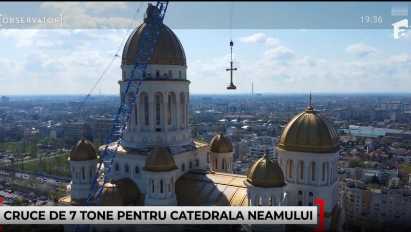 O cruce de 7 tone și 7 metri a fost montată pe turla cea mare a Catedralei Mântuirii Neamului. Cum arată și cum a putut fi montată