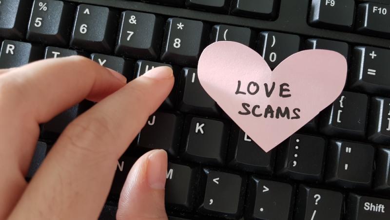 „Escrocheria romantică” face ravagii în online. Oamenii sunt păcăliți prin intermediul Inteligenței Artificiale