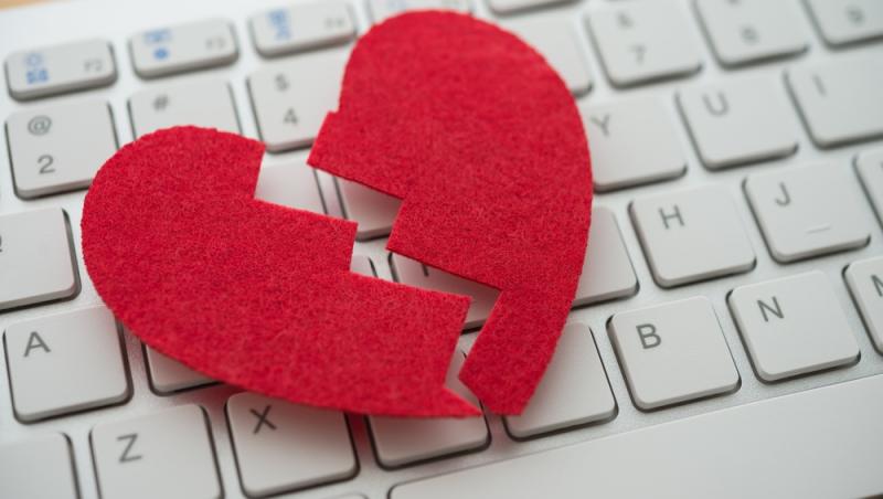 „Escrocheria romantică” face ravagii în online. Oamenii sunt păcăliți prin intermediul Inteligenței Artificiale
