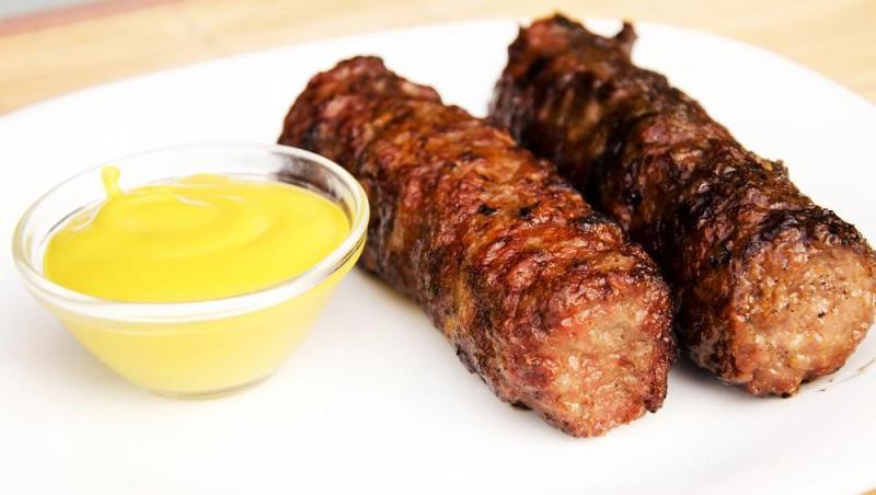 Cât costă o porție de 4 mici la restaurantul lui Mugur Mihăescu din Centrul Vechi. Se crede că sunt cei mai scumpi din București