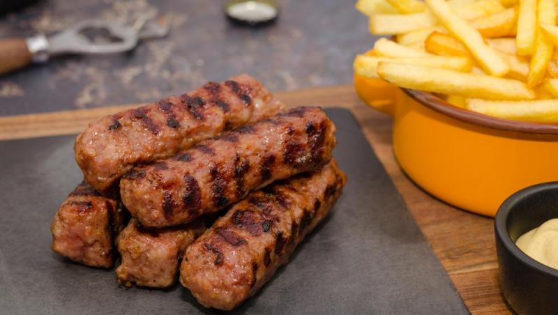 Cât costă o porție de 4 mici la restaurantul lui Mugur Mihăescu din Centrul Vechi. Se crede că sunt cei mai scumpi din București