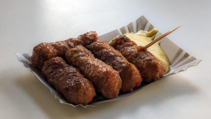 Cât costă o porție de 4 mici la restaurantul lui Mugur Mihăescu din Centrul Vechi. Se crede că sunt cei mai scumpi din București