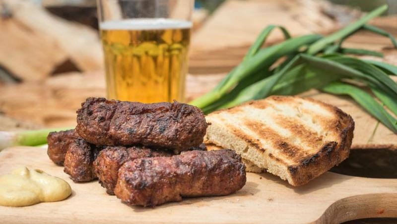 Cât costă o porție de 4 mici la restaurantul lui Mugur Mihăescu din Centrul Vechi. Se crede că sunt cei mai scumpi din București