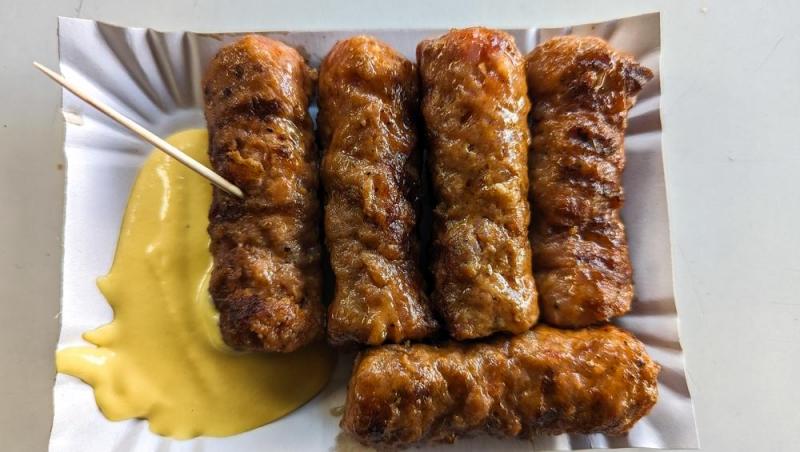 Cât costă o porție de 4 mici la restaurantul lui Mugur Mihăescu din Centrul Vechi. Se crede că sunt cei mai scumpi din București