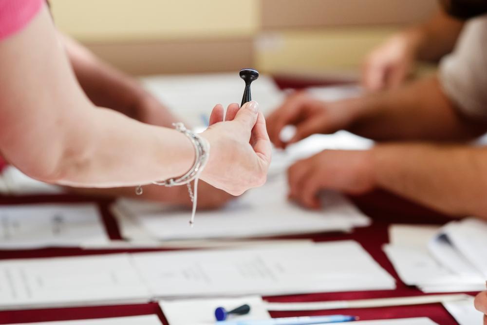 imagine cu buletine de vot si stampila