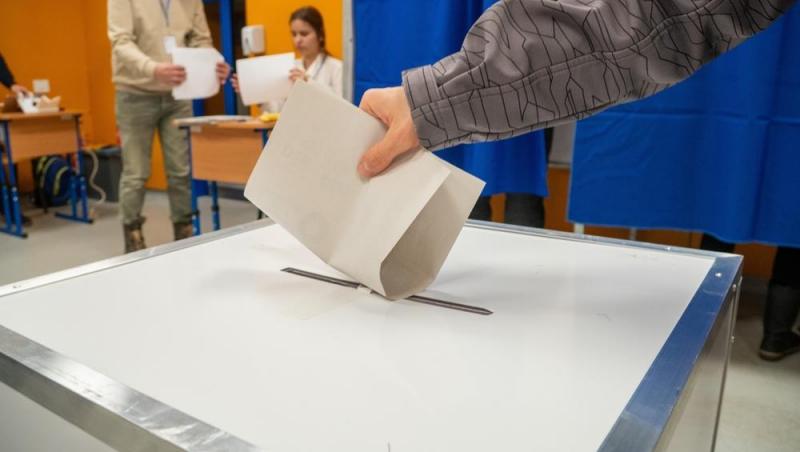 Votul din diaspora a început! Cine sunt primii români care votează la alegerile prezidențiale 2025