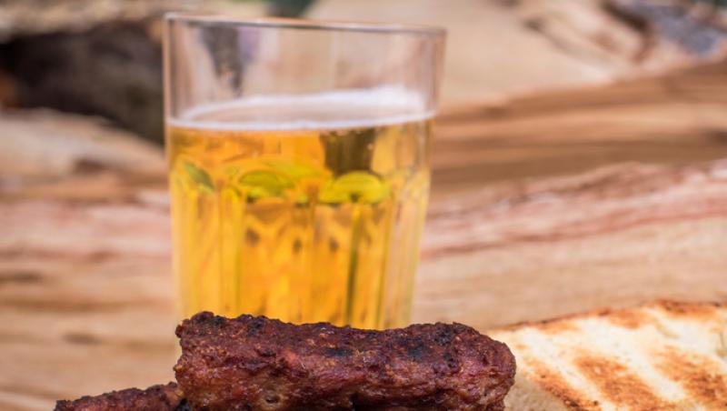 La ce riscuri te supui dacă pregătești carnea pe grătar cu flacără deschisă. Ce avertizează specialiștii: „Trebuie să avem grijă”