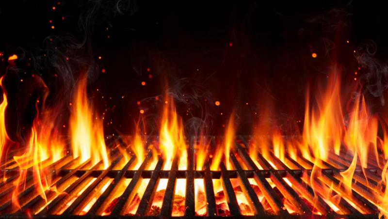 La ce riscuri te supui dacă pregătești carnea pe grătar cu flacără deschisă. Ce avertizează specialiștii: „Trebuie să avem grijă”