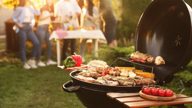 La ce riscuri te supui dacă pregătești carnea pe grătar cu flacără deschisă. Ce avertizează specialiștii: „Trebuie să avem grijă”