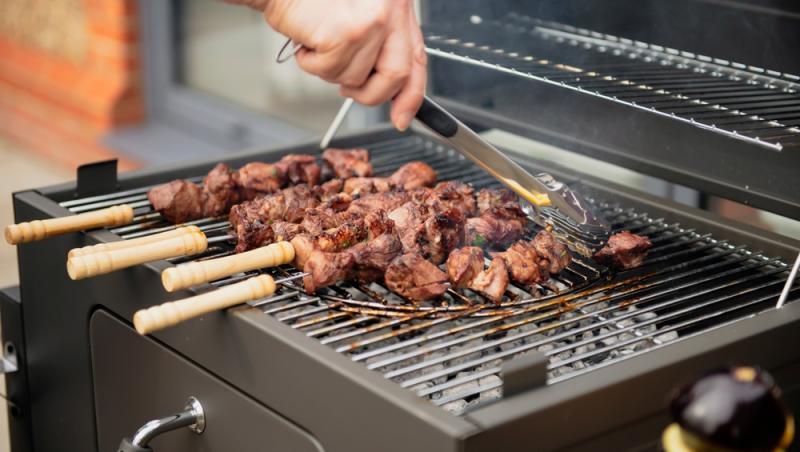 La ce riscuri te supui dacă pregătești carnea pe grătar cu flacără deschisă. Ce avertizează specialiștii: „Trebuie să avem grijă”