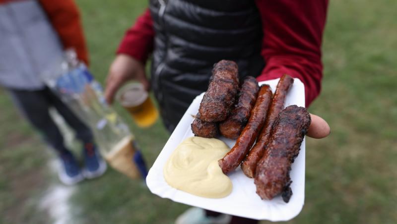 La ce riscuri te supui dacă pregătești carnea pe grătar cu flacără deschisă. Ce avertizează specialiștii: „Trebuie să avem grijă”