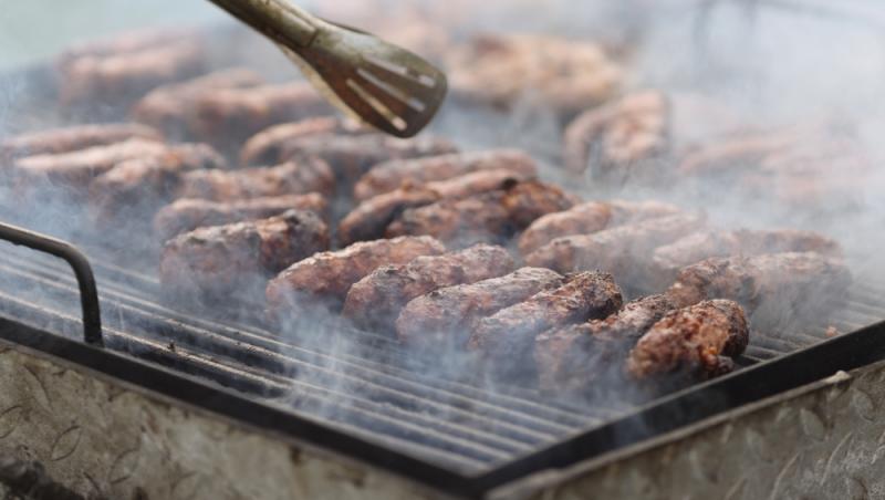 La ce riscuri te supui dacă pregătești carnea pe grătar cu flacără deschisă. Ce avertizează specialiștii: „Trebuie să avem grijă”