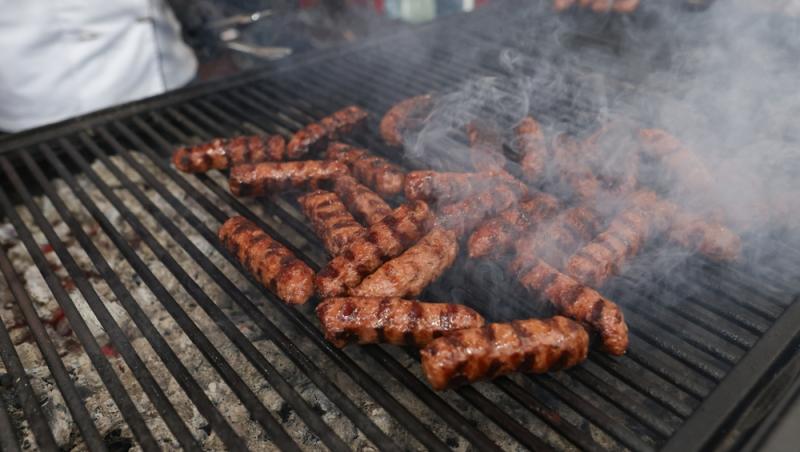 La ce riscuri te supui dacă pregătești carnea pe grătar cu flacără deschisă. Ce avertizează specialiștii: „Trebuie să avem grijă”