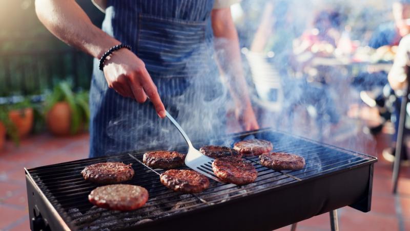 La ce riscuri te supui dacă pregătești carnea pe grătar cu flacără deschisă. Ce avertizează specialiștii: „Trebuie să avem grijă”