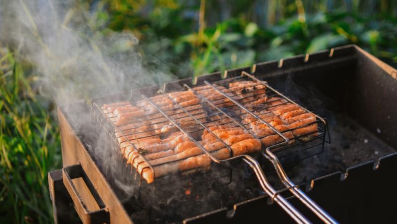 La ce riscuri te supui dacă pregătești carnea pe grătar cu flacără deschisă. Ce avertizează specialiștii: „Trebuie să avem grijă”