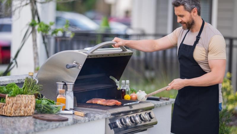 La ce riscuri te supui dacă pregătești carnea pe grătar cu flacără deschisă. Ce avertizează specialiștii: „Trebuie să avem grijă”