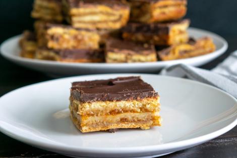 Rețeta delicioasă de prăjitură Gerbeaud. Desertul cu multă nucă care va deveni preferatul familiei