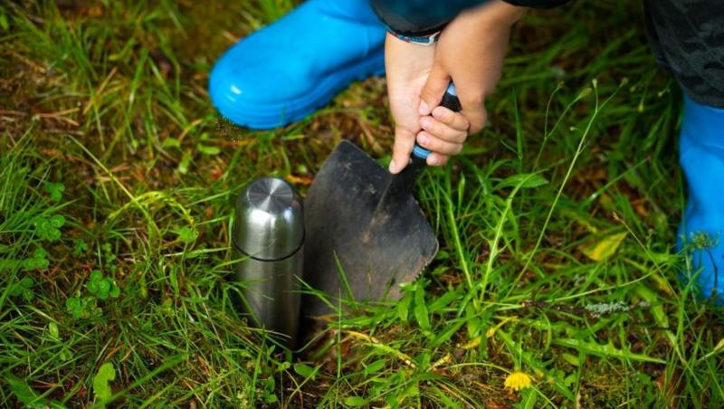 Un fermier se plimba liniștit în curtea sa, când a dat peste o adevărată comoară. Ceea ce a urmat l-a lăsat mască