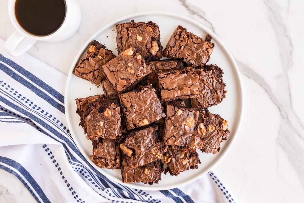 bucăți de negresă cu ciocolată pe o farfurie