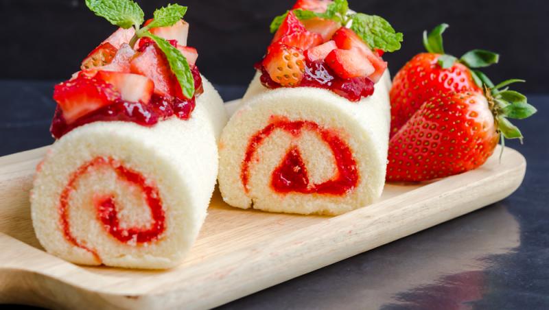 Rulada cu gem se poate umple cu orice fel de gem, dar sunt preferate cele mai acrișoare pentru un contrast de gusturi