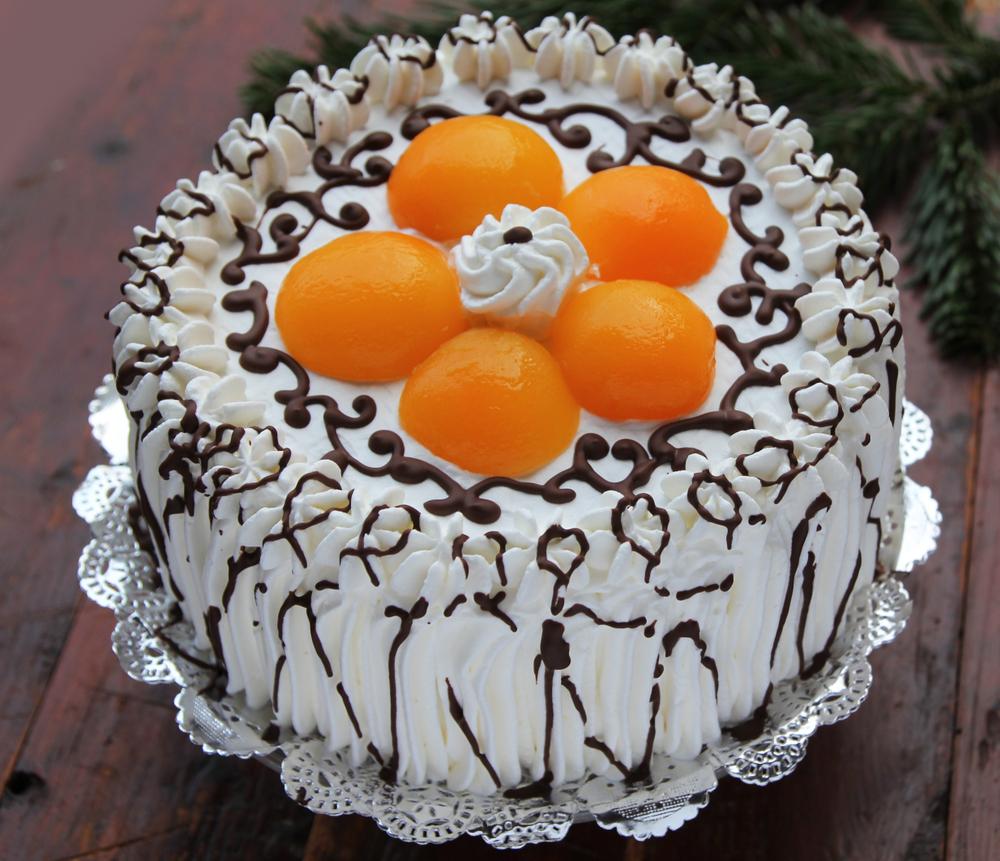 tort diplomat decorat cu frișcă decorat cu jumătăți de piersică din compot