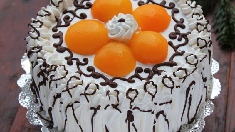 tort diplomat decorat cu frișcă decorat cu jumătăți de piersică din compot