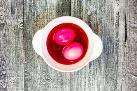 Ouă vopsite cu sfeclă roșie. Metoda simplă pentru ouă vopsite natural