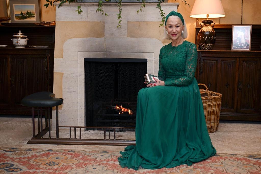 Helen Mirren îmbrăcată într-o rochie verde elegantă