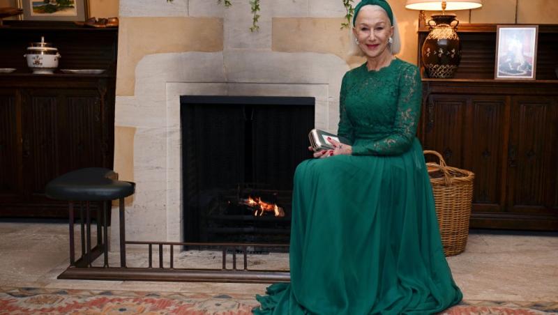 Helen Mirren îmbrăcată într-o rochie verde elegantă