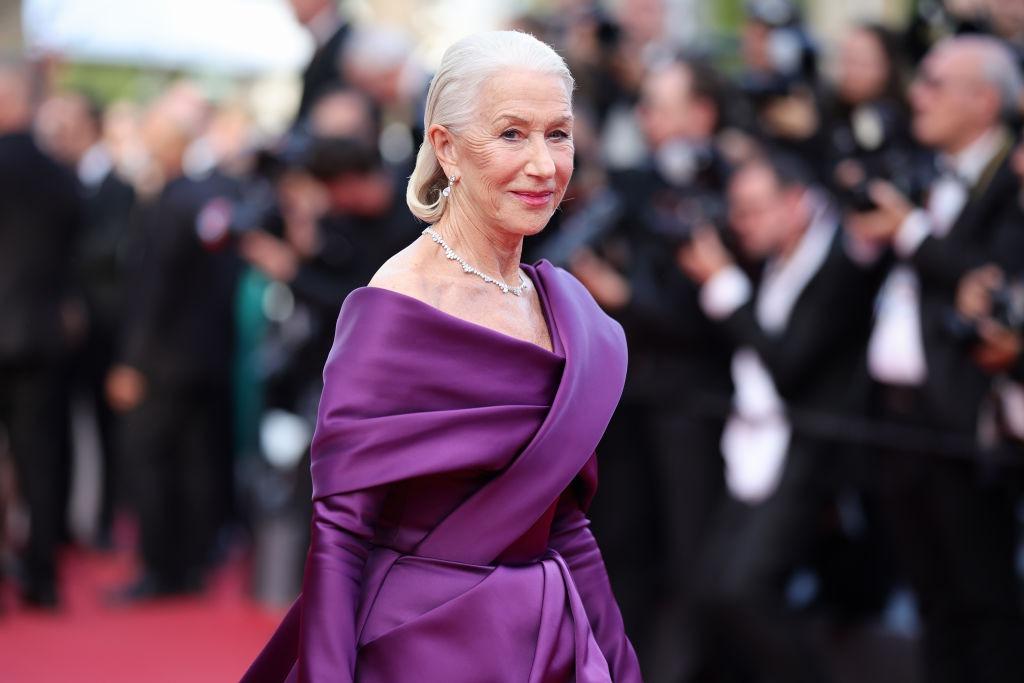 Helen Mirren îmbrăcată într-o rochie mov elegantă