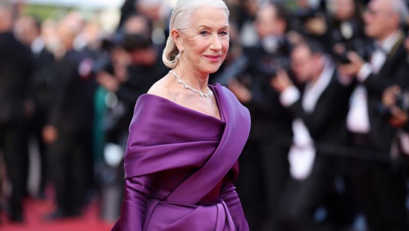 Helen Mirren îmbrăcată într-o rochie mov elegantă