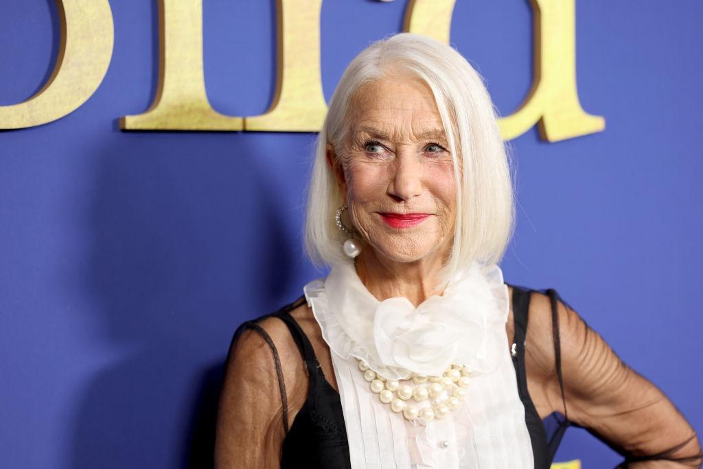 Helen Mirren îmbrăcată într-o rochie neagră cu detalii albe