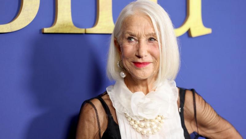 Helen Mirren îmbrăcată într-o rochie neagră cu detalii albe