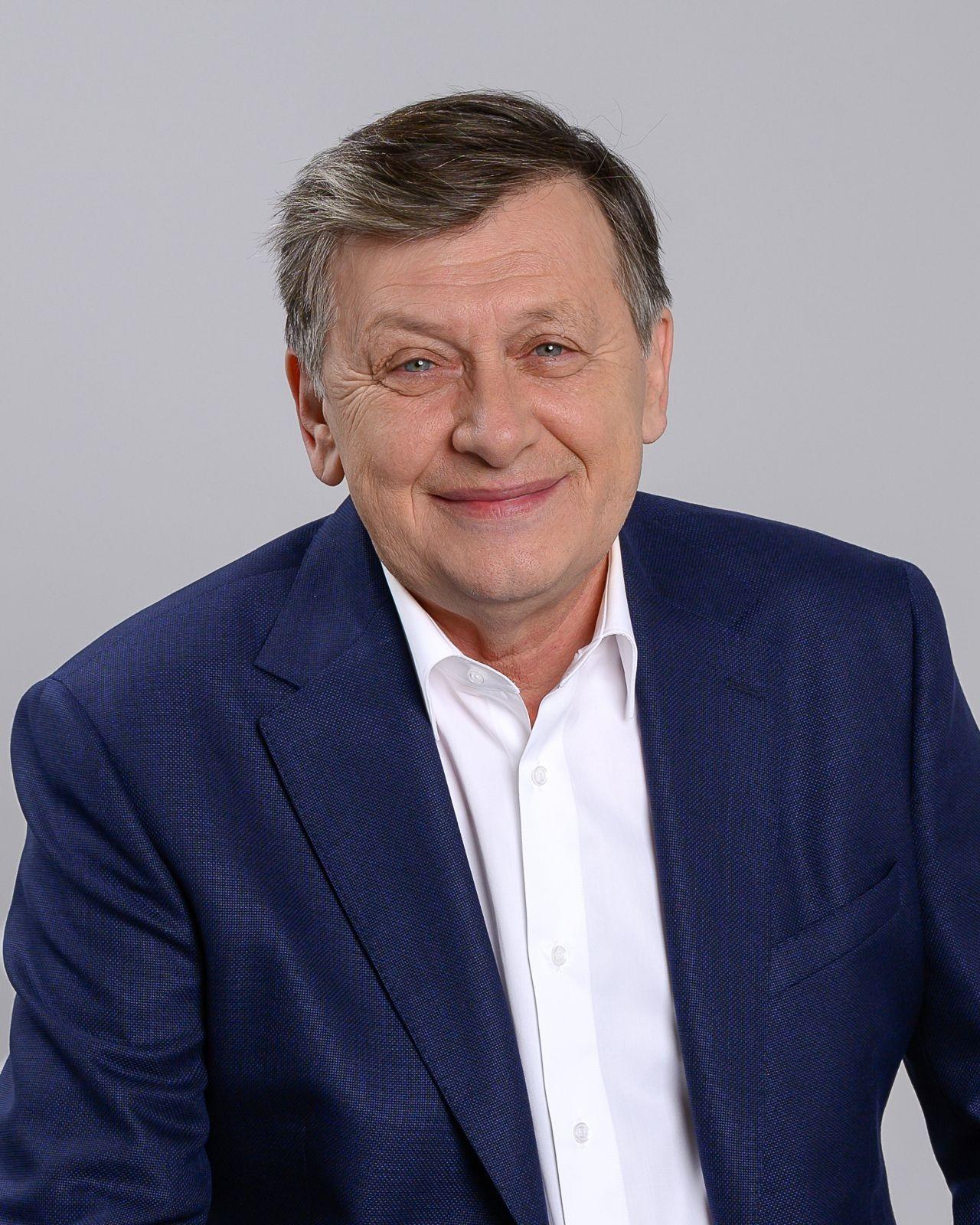 Crin Antonescu îmbrăcat cu un sacou bleumarin, peste o cămașă albă