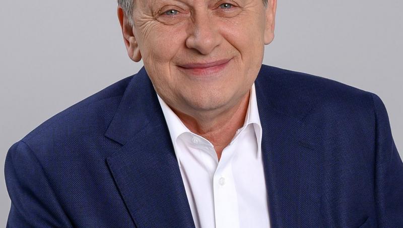 Crin Antonescu îmbrăcat cu un sacou bleumarin, peste o cămașă albă