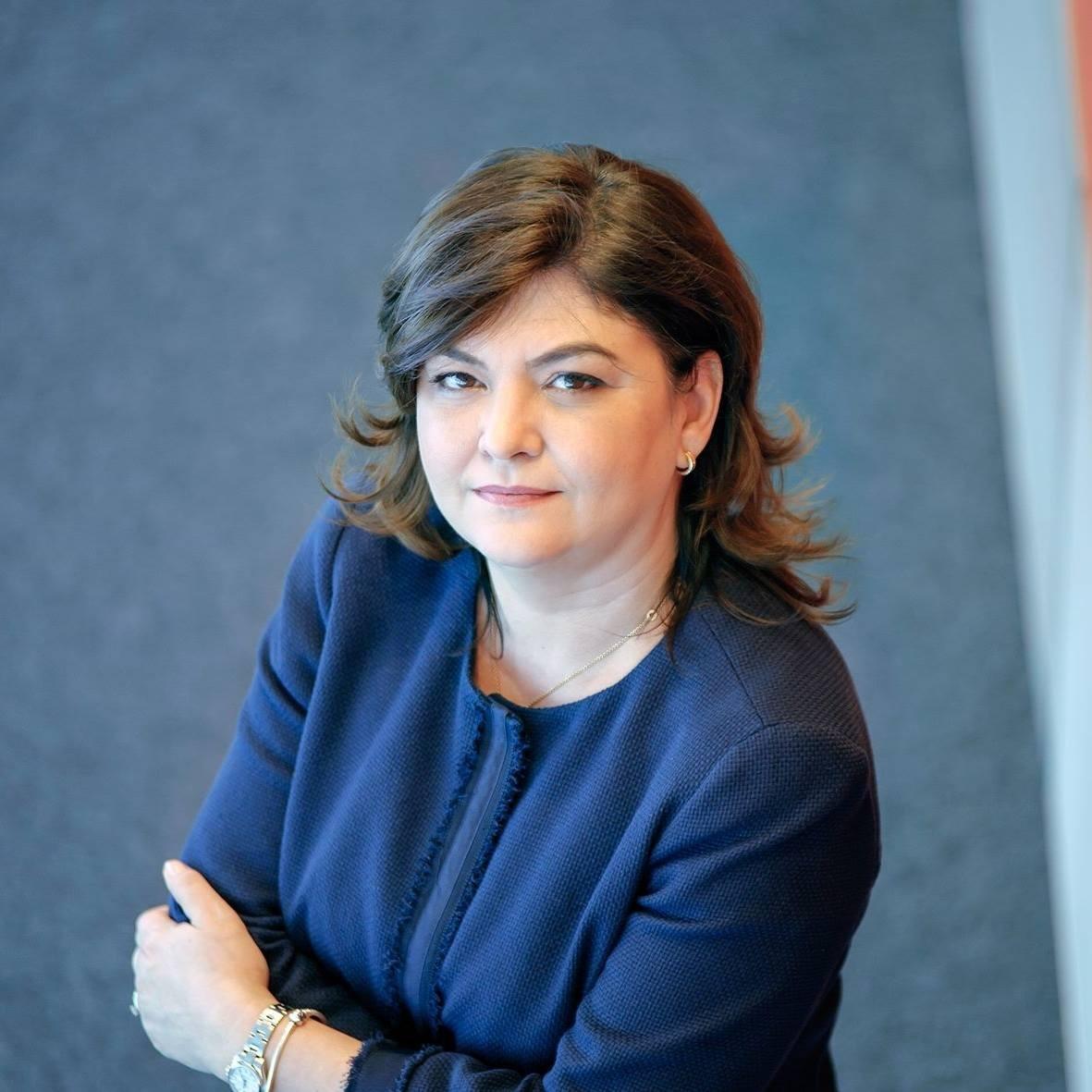 Adina Vălean îmbrăcată cu o bluză bleumarin