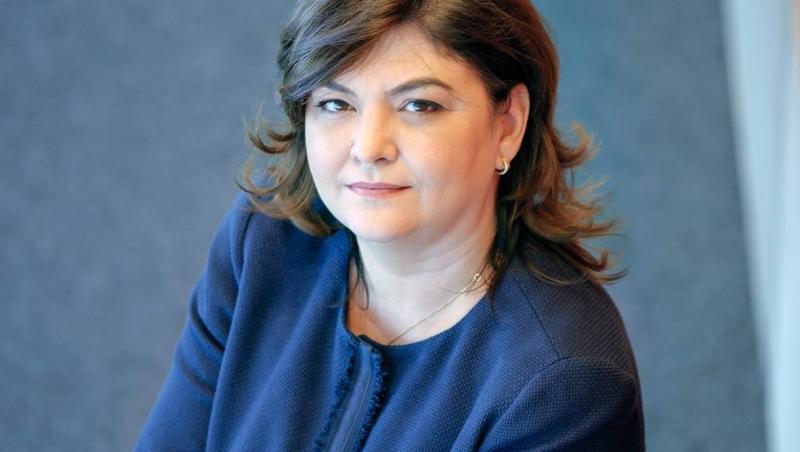 Adina Vălean îmbrăcată cu o bluză bleumarin