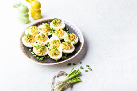 Ouă umplute cu brânză. Ce alte ingrediente poți să adaugi