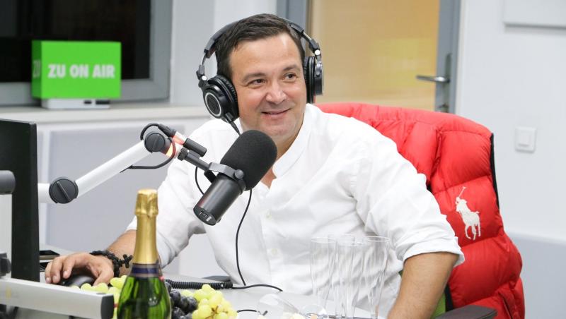 Daniel Buzdugan îmbrăcat cu o cămașă albă, la radio