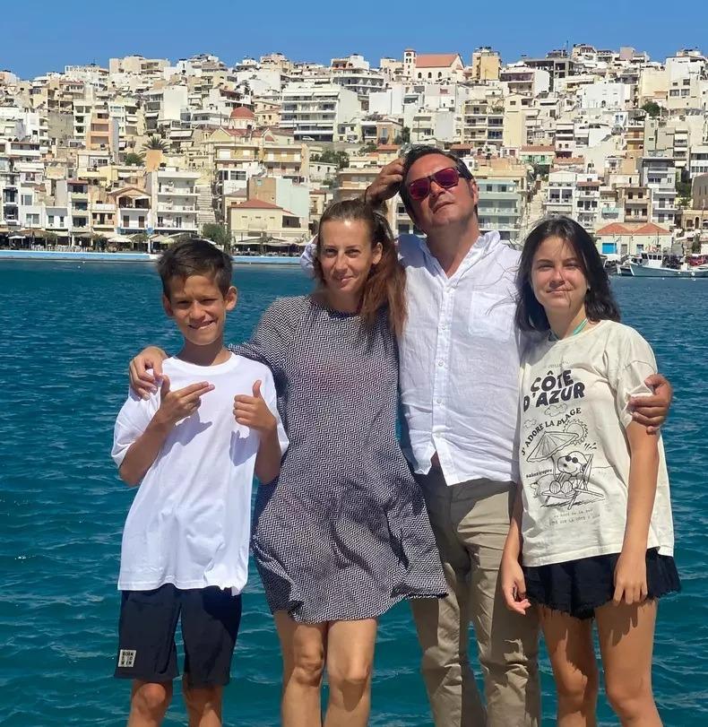 Daniel Buzdugan alături de familia lui într-o vacanță