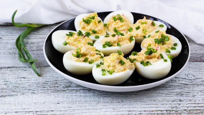 Ouăle umplute cu cremă de brânză și ceapă verde au o aromă complexă