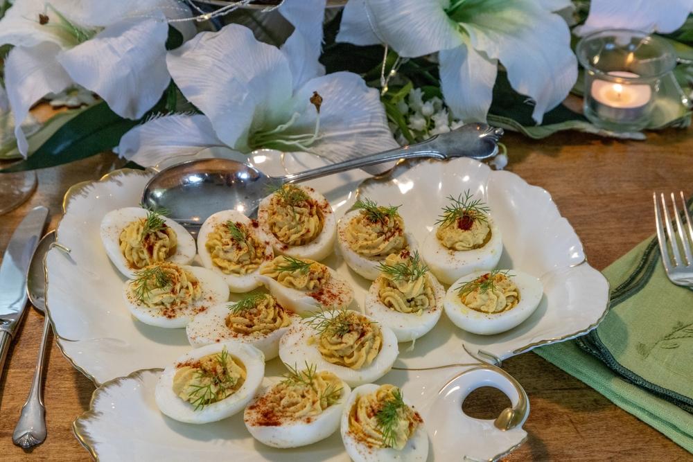 Ouă umplute cu humus pe platouri elegante