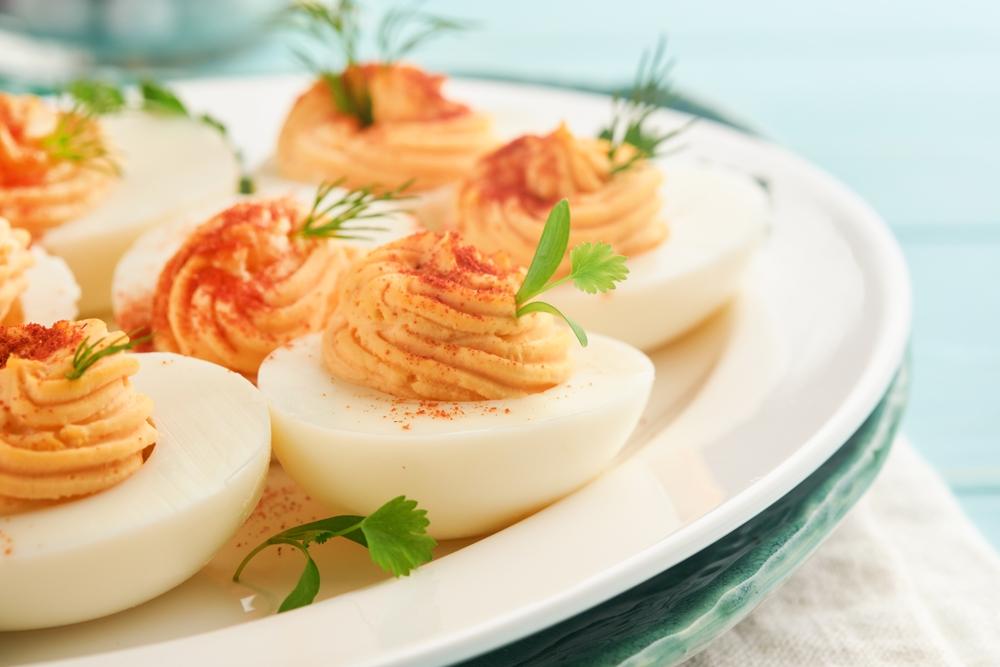 Ouă umplute cu maioneză în prim plan